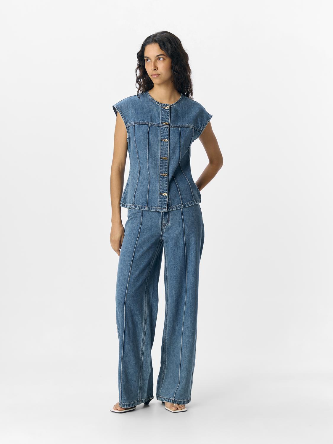 model_shot-front_full